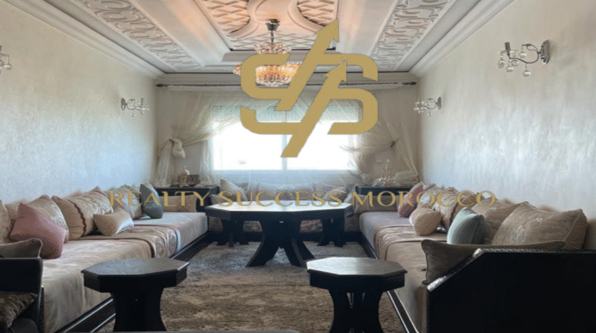 Appartement de 90m² à Chaimaa, Sidi Maarouf, lumineux, 2 chambres avec placard, salon spacieux, cuisine équipée avec balcon, salle de bain moderne, parking sécurisé 24h, bon voisinage, idéal pour famille.